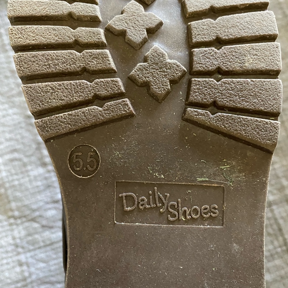 Brown boots - Picture 3 of 3